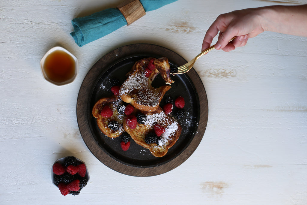 Lodge Cast Iron Serving Griddle Pan Round 9.25" with Walnut Wood Underliner