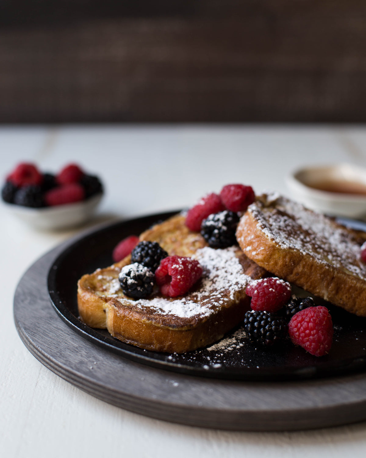 Lodge Cast Iron Serving Griddle Pan Round 9.25" with Walnut Wood Underliner